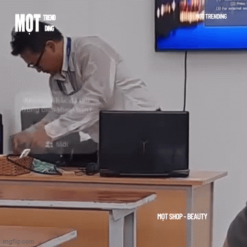 Cả lớp đang rộn rã tiếng cười bỗng im lặng khi thầy giáo bước vào với chiếc áo ướt đẫm