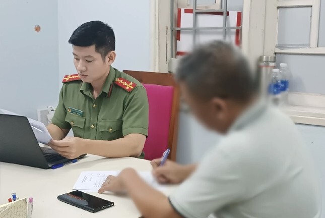 Hóng hớt chuyện hàng xóm rồi đăng lên TikTok, người đàn ông bị công an triệu tập