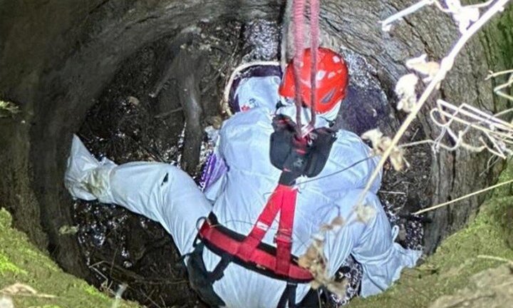 Cảnh sát ở Đắk Lắk đu dây vớt thi thể người đàn ông dưới giếng sâu: Hiện trường có gì?