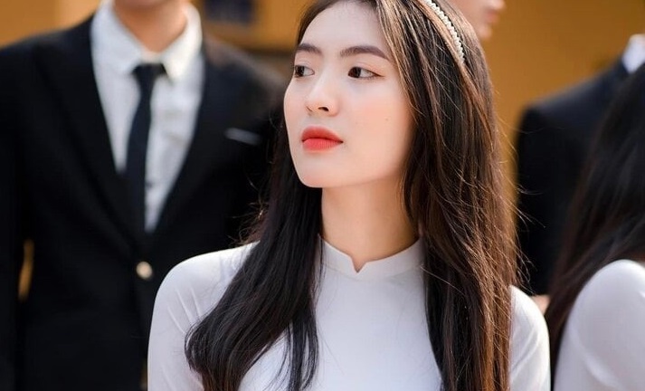 Nữ sinh khiến dân mạng ngẩn ngơ khi diện áo dài trắng, khoe vẻ đẹp trong sáng tựa tình đầu