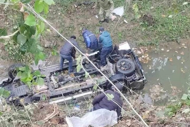 Ô tô bán tải lao xuống vực sâu ở Lạng Sơn, 2 người tử vong