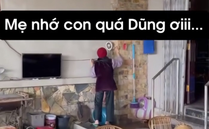 Rưng rưng khoảnh khắc cụ bà 90 tuổi nhìn camera nói nhớ con trai