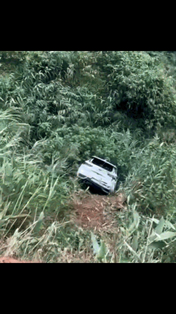 Hiện trường vụ ô tô con lao xuống vực sâu 20 mét ở huyện biên giới Quảng Trị