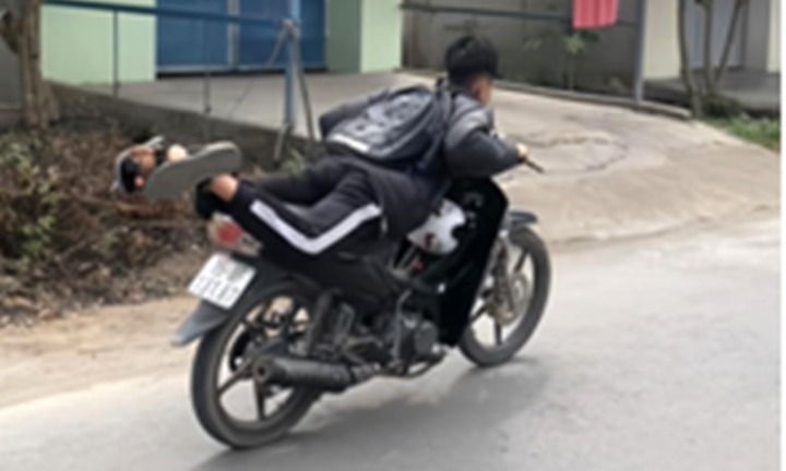 Xem xét xử lý hình sự với nam sinh lớp 11 nằm trên yên điều khiển xe ở Hải Phòng