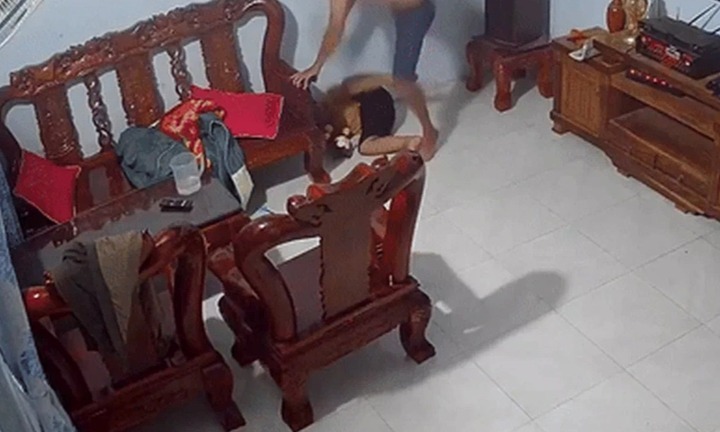 Vụ bé 9 tuổi bị cha dượng bạo hành ở Bình Phước: Người thân nói gì?