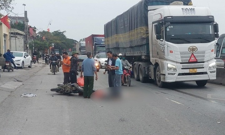 Xót xa người phụ nữ tử vong thương tâm sau va chạm với container đi cùng chiều