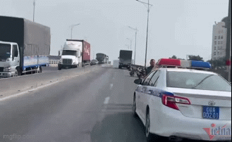 Hiện trường tai nạn vụ xe tải tông xe máy trên cầu vượt Amata, 2 người tử vong tại chỗ