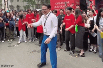 Áo trắng, quần âu, giày đen, thầy giáo nhảy điệu popping 