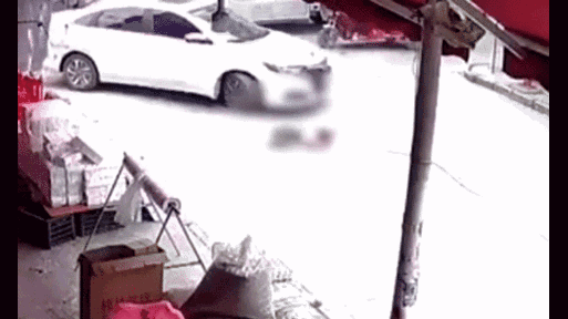 Video: Đứng tim cảnh bé gái bị ô tô cán trúng, mẹ lao tới đập kính trong tuyệt vọng
