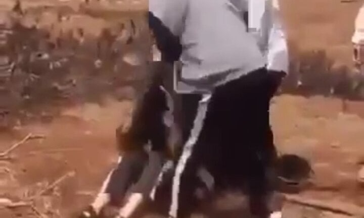 Hé lộ nguyên nhân nữ sinh lớp 9 bị bạn giật tóc, dùng chân đạp vào đầu và mặt