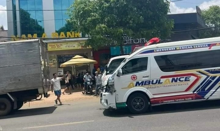 Một học sinh tử vong sau vụ xe cứu thương va chạm xe đạp điện