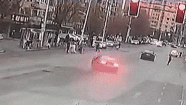 Video: Bủn rủn xem cảnh ô tô  "điên " lao lên vỉa hè, hất văng người đi bộ