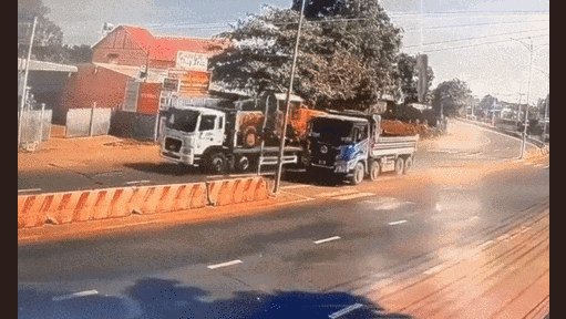 Xe ben bất ngờ đâm sầm dải phân cách, cột đèn đổ xuyên thủng kính một ô tô con