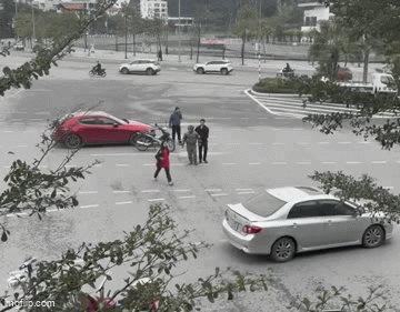 Clip Ninh Anh Bùi giúp đỡ cụ ông gặp nạn trên đường bất ngờ được  "đào " lại