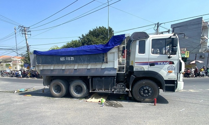 Người phụ nữ đi xe đạp điện tử vong sau va chạm với xe ben, nhân chứng nói gì?