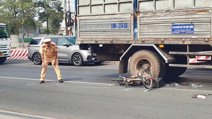 Nữ sinh lớp 10 bị xe tải tông nguy kịch ngay trước cổng trường học