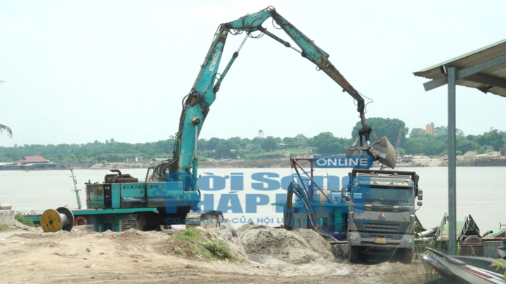 Gia Lâm – Bài 2: Thả nổi việc tập kết, vận chuyển vật liệu xây dựng mùa mưa lũ, ai phải chịu trách nhiệm?