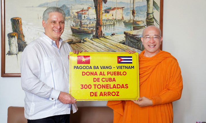 Chùa Ba Vàng trao tặng nhân dân Cuba 300 tấn gạo
