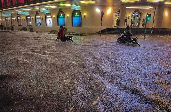 Nhiều tuyến phố ở Hà Nội bỗng “thành sông” sau trận mưa lớn kéo dài