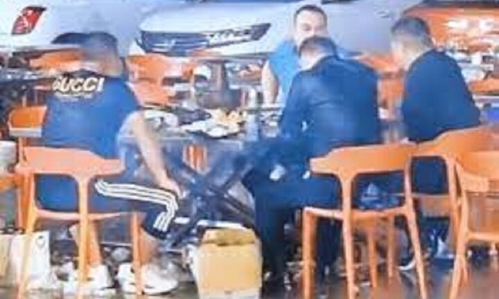 Tin tức đời sống ngày 12/5: Lạ đời 4 người đàn ông ngồi ăn lẩu dưới trời mưa “như trút nước”