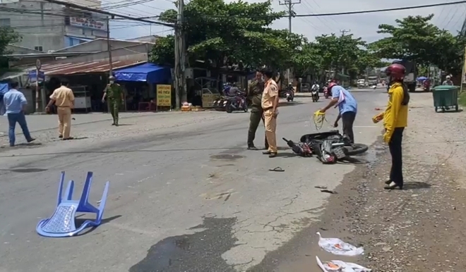 Va chạm kinh hoàng với xe tải, người phụ nữ bị cán tử vong thương tâm