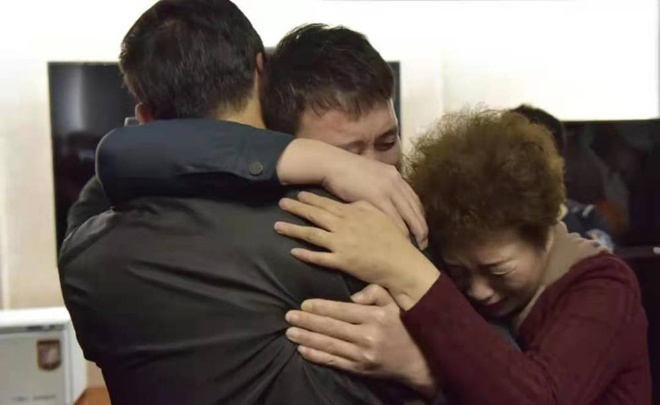 Tin tưởng giao con cho bảo mẫu, mẹ không ngờ phải “trả giá” bằng 33 năm xa cách