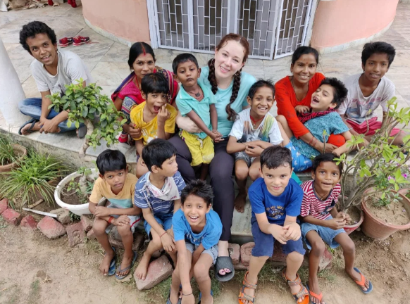 Xúc động người phụ nữ bán sạch gia sản, quyết nhận nuôi 11 đứa trẻ