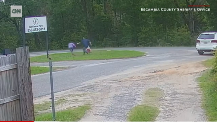 Bị bắt cóc giữa ban ngày, bé gái dũng cảm làm một việc khiến kẻ xấu chạy ngay tức khắc