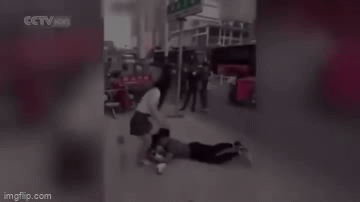 Video: Lăn lê bò toài để níu kéo bạn gái, chàng trai nhận ngay “liên hoàn chưởng”