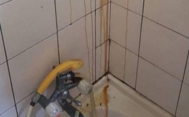 Chất lạ màu vàng chảy đầy tường phòng tắm, cô gái hoảng hồn đi kiểm tra, phát hiện điều ngỡ ngàng