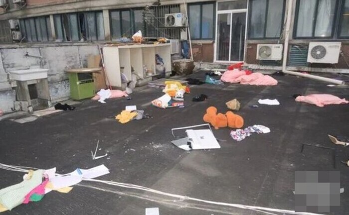 Cãi nhau với bạn trai, người phụ nữ thẳng tay ném đồ từ tầng 15, nhìn số lượng mà choáng váng