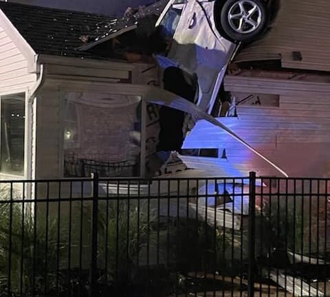 Đang say giấc nồng, cả gia đình giật bắn mình vì vật lạ “hạ cánh” xuyên thủng mái nhà