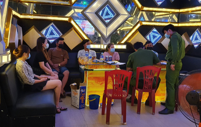 Hát karaoke bất chấp lệnh cấm, chủ quán và 6 người khách cùng bị xử phạt
