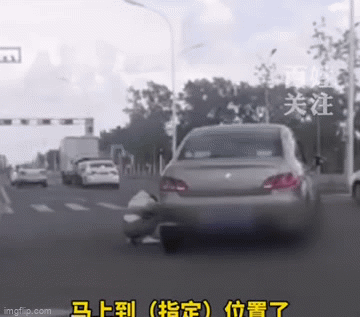 Video: Kinh ngạc cảnh cô gái tay đấm liên hồi vào chiếc ô tô, khóc nức nở giữa đường