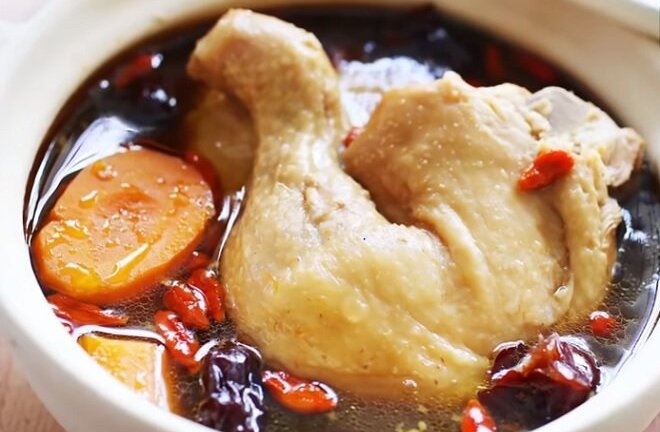 Đưa bạn uống canh gà mẹ chồng nấu, con dâu phát hiện bí mật đau lòng, vội gọi báo cảnh sát