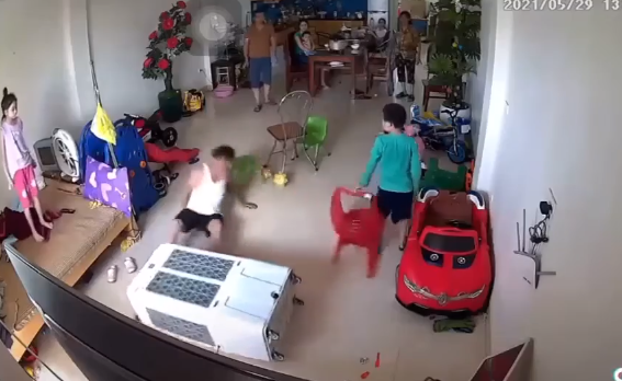 Hoảng hồn người đàn ông bất ngờ ngã lăn xuống sàn nhà, nguyên nhân do đồ dùng quen thuộc ngày hè