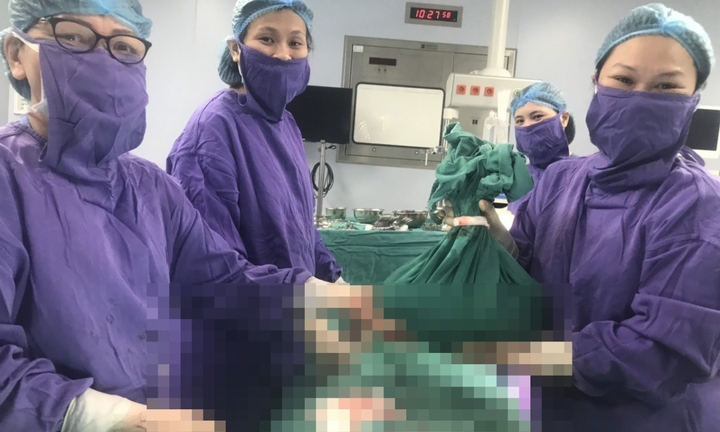 Tin tức đời sống ngày 4/6: Cắt bỏ khối u buồng trứng nặng 10kg cho cụ bà 80 tuổi