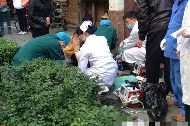 Bé 3 tuổi ngã từ tầng 2 xuống đất, mẹ vội ngăn ông nội đỡ cháu, bác sĩ biết chuyện khen hết lời