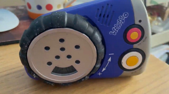 Người đàn ông bất ngờ tìm thấy chiếc đồng hồ báo thức cũ, rưng rưng khi nghe giọng nói phát ra