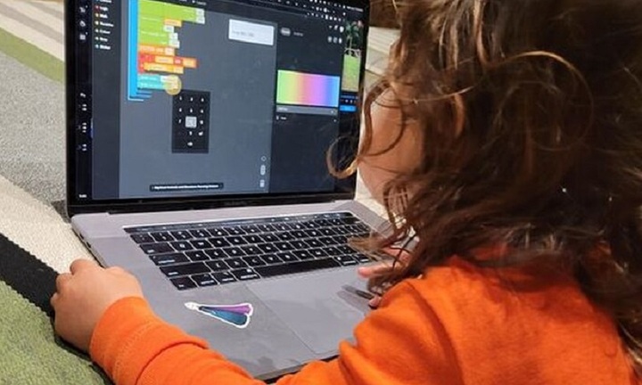 Tin tức công nghệ mới nóng nhất hôm nay 6/6: Ông chủ Facebook khoe ảnh dạy con gái lập trình