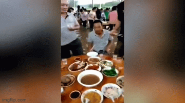 Video: Khách mời “gây choáng” khi bình thản ngồi ăn cỗ dù nước ngập đến tận đầu gối