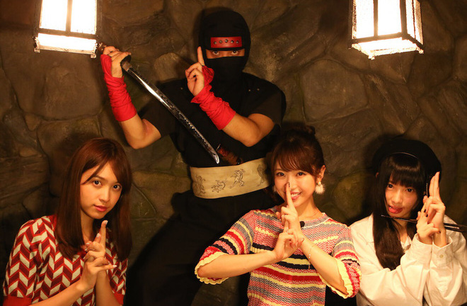 Thực khách hú hồn vì nhân viên nhảy ra từ tường, màn phục vụ sau đó còn gây ngỡ ngàng hơn