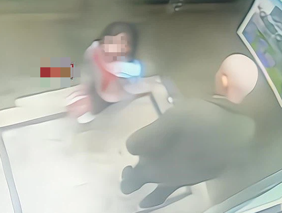 Bé gái 8 tuổi gặp kẻ xấu trong thang máy, tự cứu chính mình nhờ cách xử trí cực thông minh