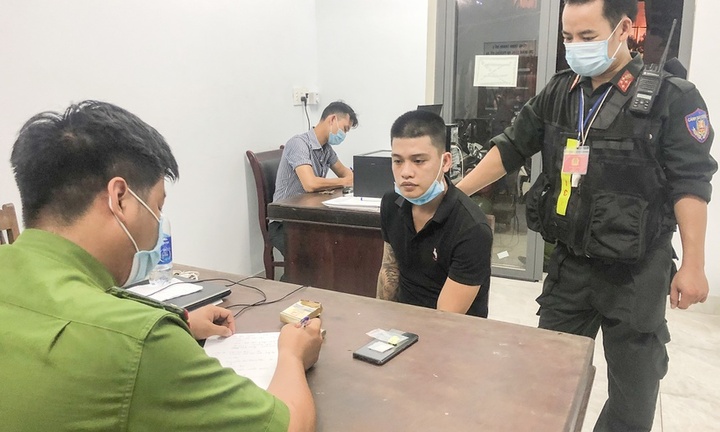 Nam thanh niên tàng trữ chất ma túy định hối lộ cảnh sát