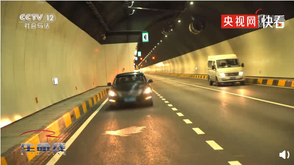 Cảnh sát giao thông kiểm tra, anh chàng bỏ luôn bạn gái để chạy, còn nói 1 câu gây choáng