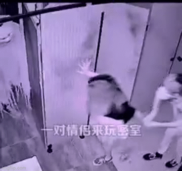 Video: Chàng trai vào nhà ma chơi, sợ “xanh mặt” bỏ chạy, “đánh rơi” cả bạn gái ở trong