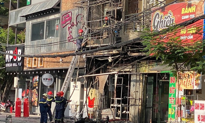Căn nhà 3 tầng ở TP.HCM cháy lớn, nhiều người hoảng loạn tháo chạy