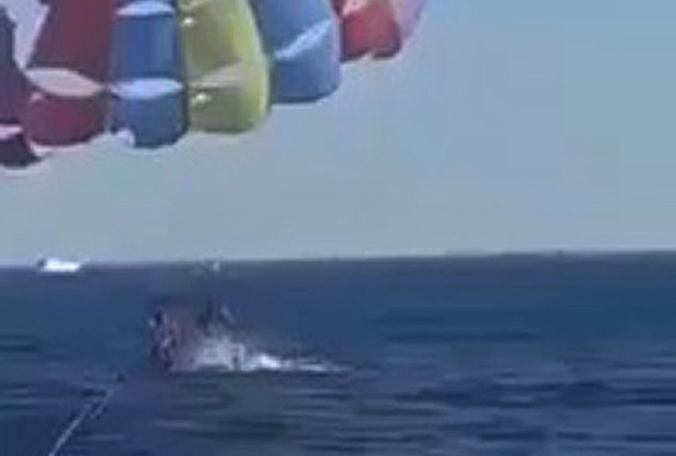 Tin tức đời sống ngày 2/7: Người đàn ông bị cá mập tấn công khi đang chơi dù kéo trên biển