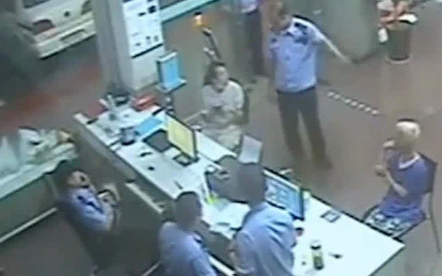 Quên mất mình là đối tượng truy nã, người phụ nữ hùng hổ đi báo án rồi nhận cái kết “đắng ngắt”