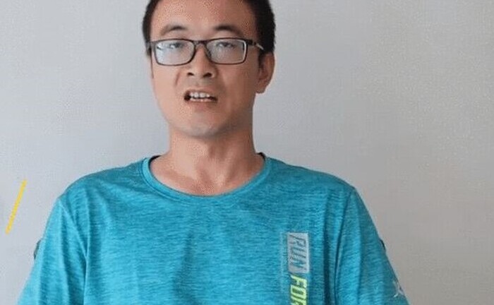 Chàng trai bàng hoàng thấy bố quỳ gối cầu xin nhà bạn gái, nguyên nhân khiến anh đau xót tột cùng